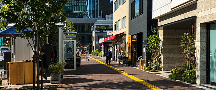 店舗のある街並みの写真